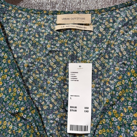 Urban Outfitters green floral smocked blouse - Picture 2 of 2